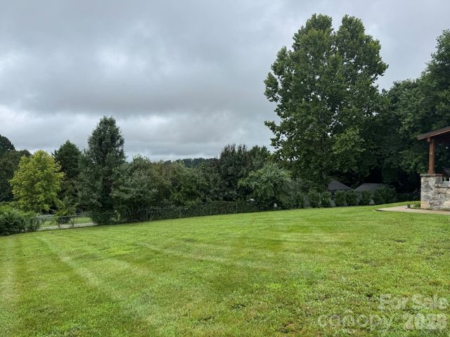 213 Sandy Creek Court, Hendersonville, NC 28792