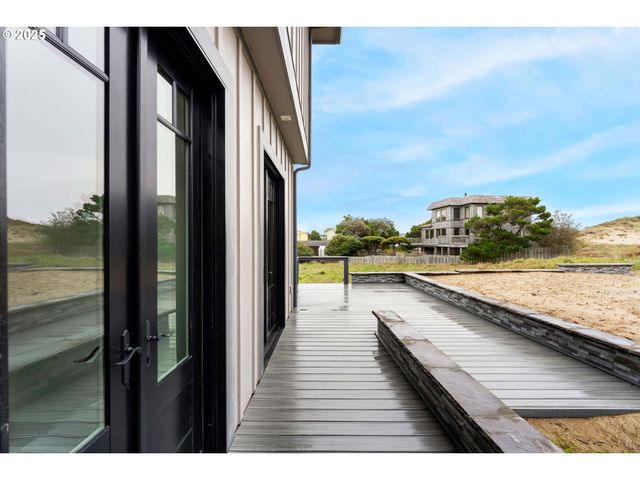 2485 BEACH LOOP Dr, Bandon, OR 97411