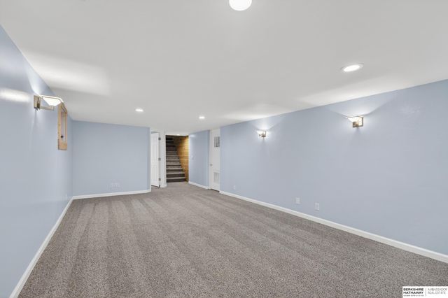 455 N 61 Street, Omaha, NE 68132