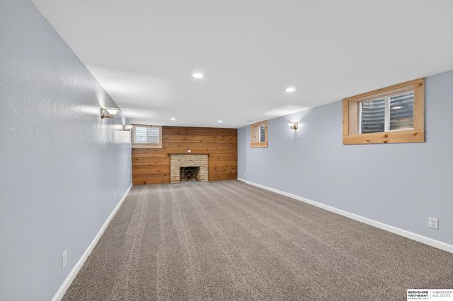 455 N 61 Street, Omaha, NE 68132