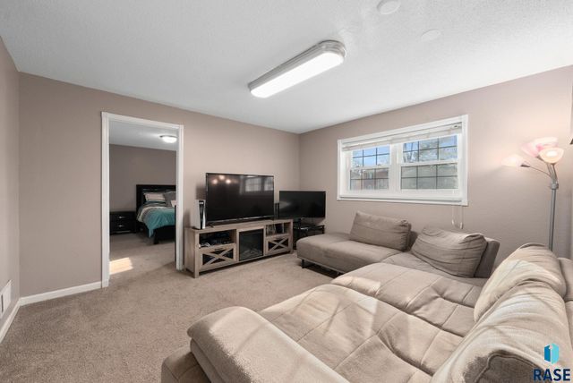 6008 W Cheyenne Dr Drive, Sioux Falls, SD 57106