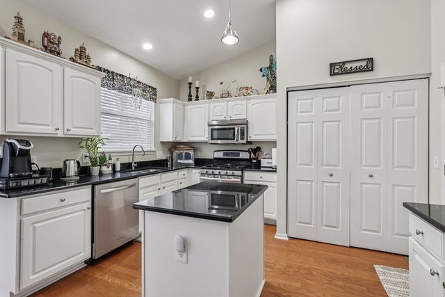 688 Cadillac Circle, Romeoville, IL 60446