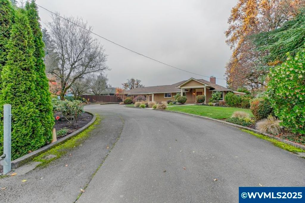 1090 E Ellendale Dr, Dallas, OR 97338