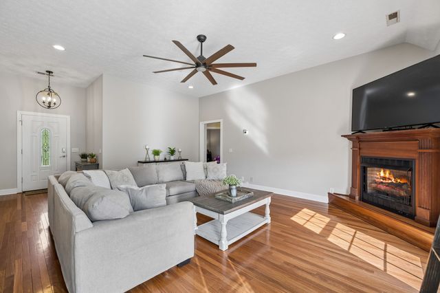 4075 Summit Dr, Greenbrier, TN 37073
