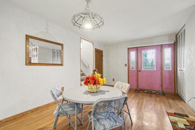 1564 Delmonte Street, Wolverine Lake, MI 48390