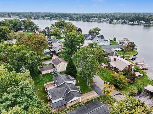 1564 Delmonte Street, Wolverine Lake, MI 48390