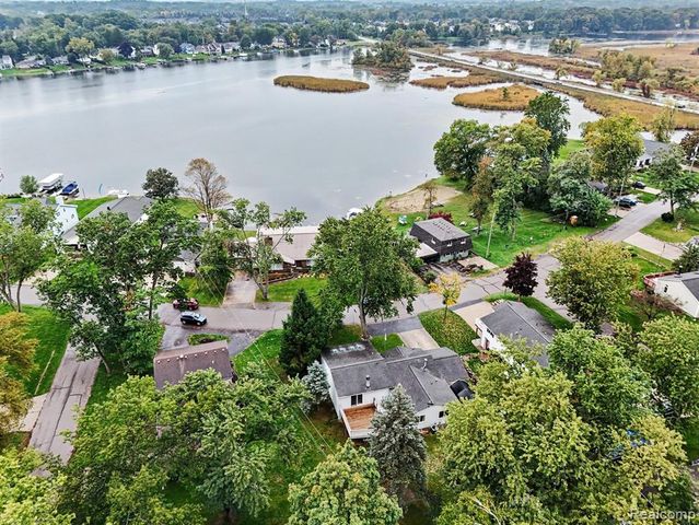 1564 Delmonte Street, Wolverine Lake, MI 48390