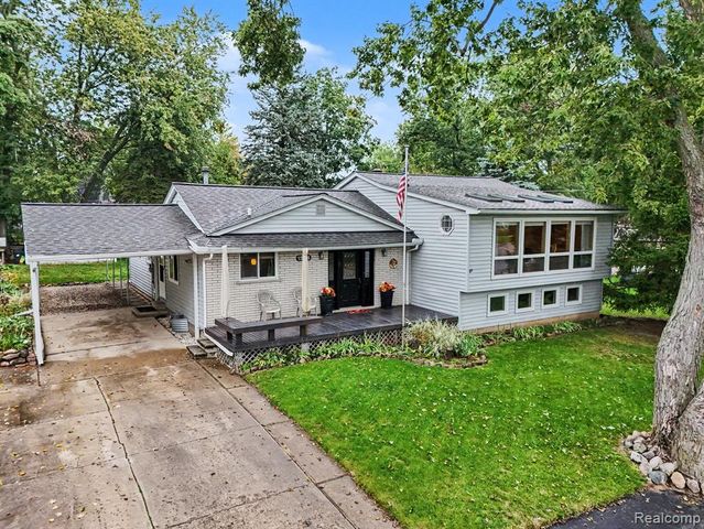 1564 Delmonte Street, Wolverine Lake, MI 48390