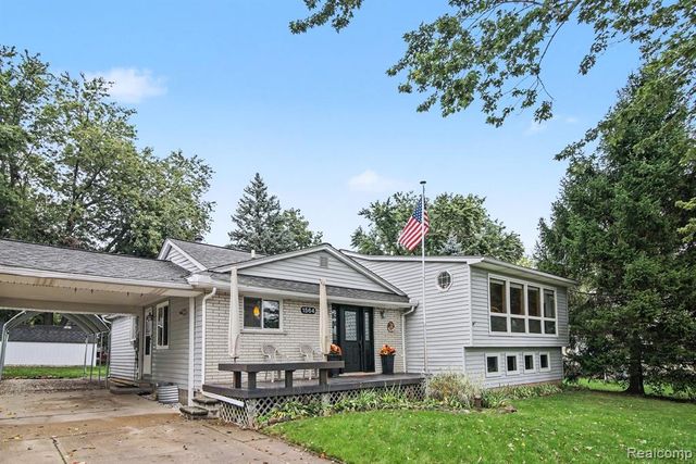 1564 Delmonte Street, Wolverine Lake, MI 48390