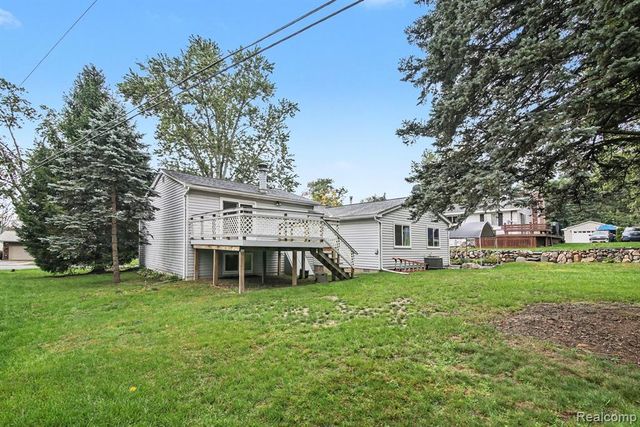 1564 Delmonte Street, Wolverine Lake, MI 48390