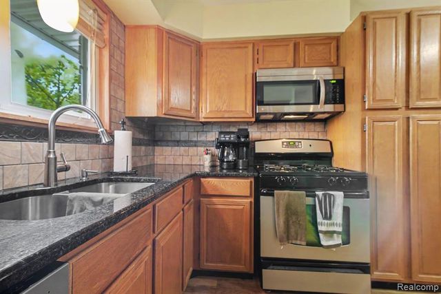 1564 Delmonte Street, Wolverine Lake, MI 48390
