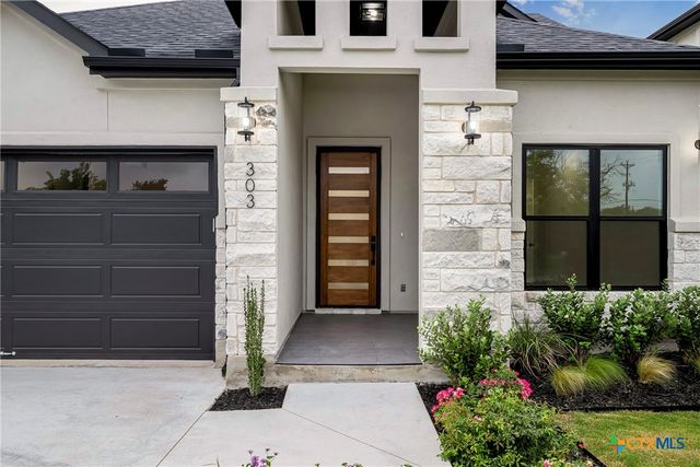 303 W Lane Ave, Manor, TX 78653