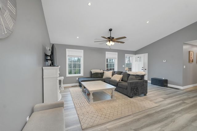 123 Parade Road, Barnstead, NH 03218