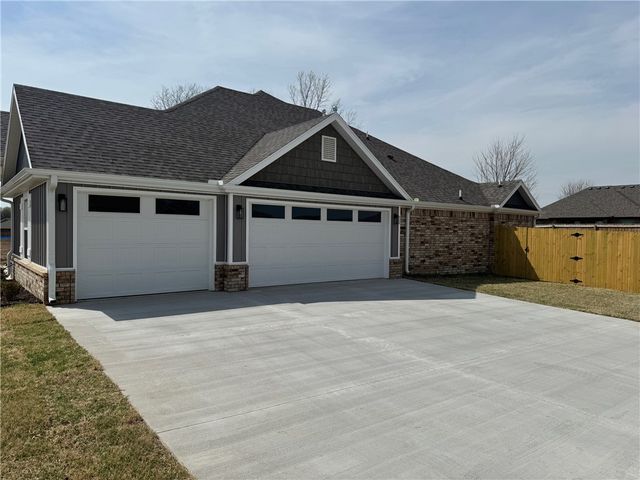 800 Phyllis Farm Road, Prairie Grove, AR 72753