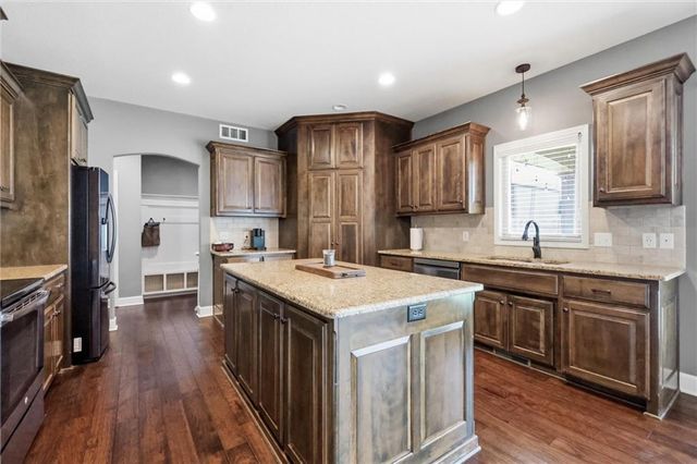 1729 Cambridge Circle, Kearney, MO 64060