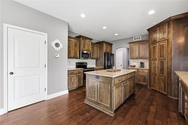 1729 Cambridge Circle, Kearney, MO 64060