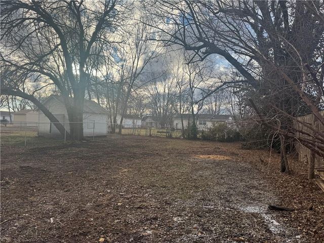 1402 S Park Avenue, Oak Grove, MO 64075