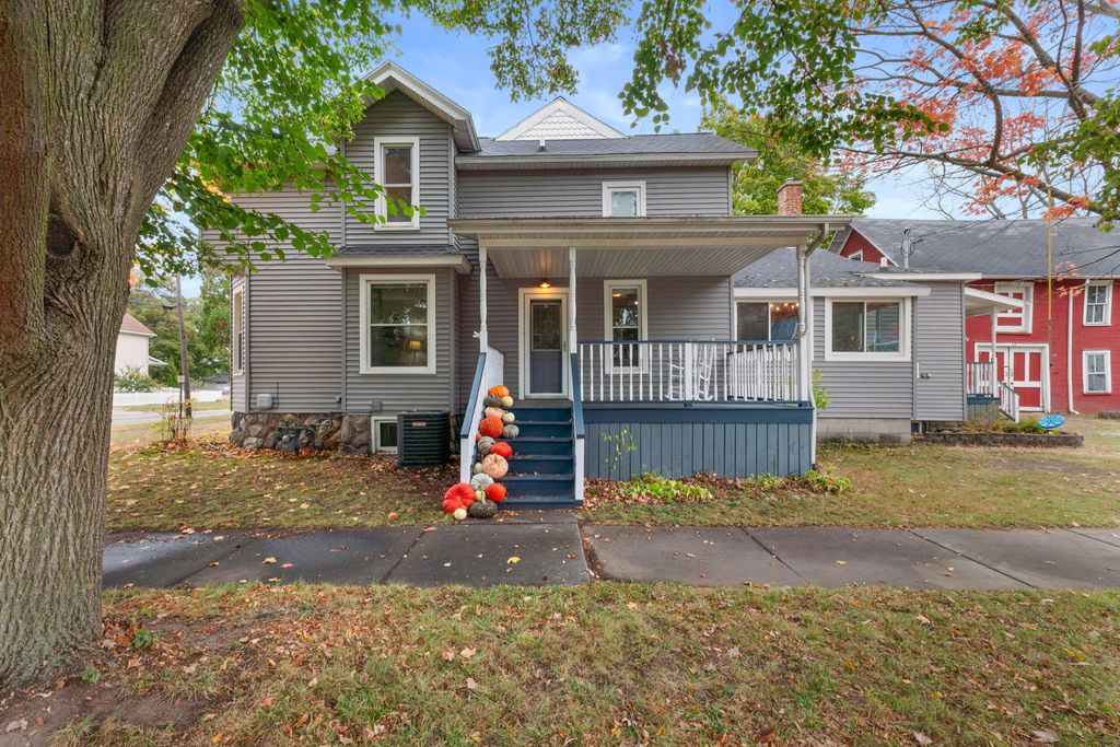 106 E Sharp Street, Hillsdale City, MI 49242