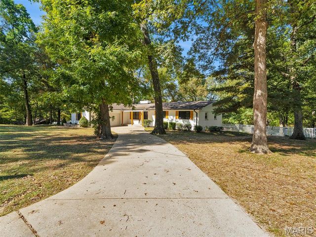 18 Oak Forest Drive, St Charles, MO 63303