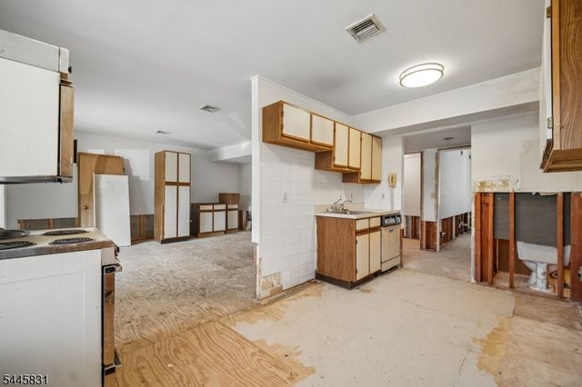 245 Main St Unit 2A 2A, Millburn Twp., NJ 07041