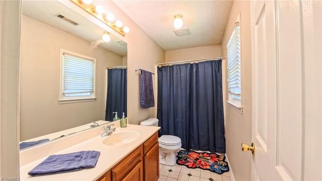 2225 Fosterdale West Lane, Kernersville, NC 27284