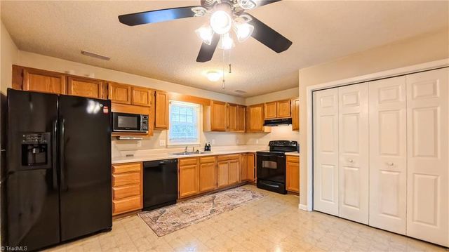 2225 Fosterdale West Lane, Kernersville, NC 27284