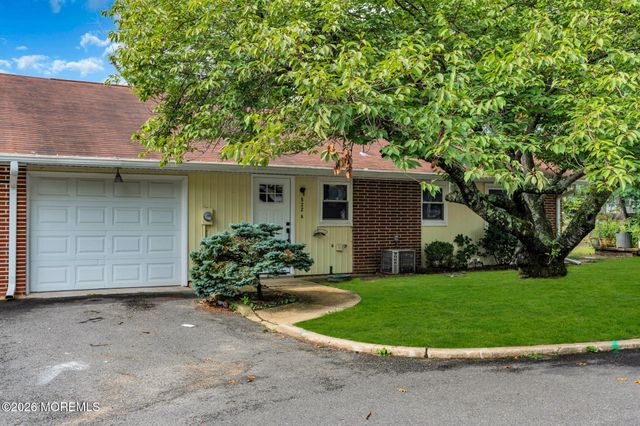 522A Thornbury Court, Lakewood, NJ 08701