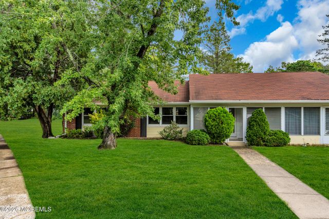 522A Thornbury Court, Lakewood, NJ 08701