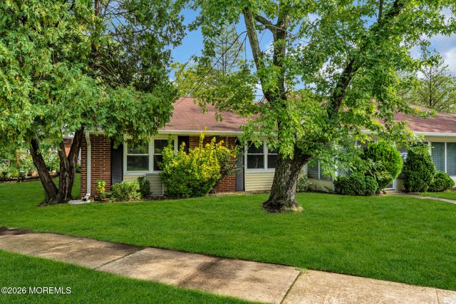 522A Thornbury Court, Lakewood, NJ 08701