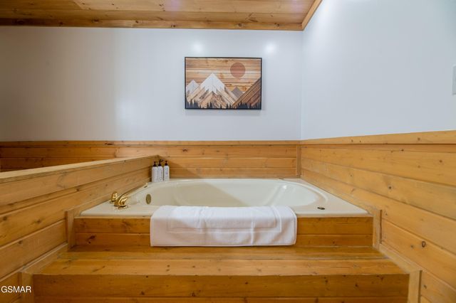 3670 Marian Lake Way, Sevierville, TN 37862