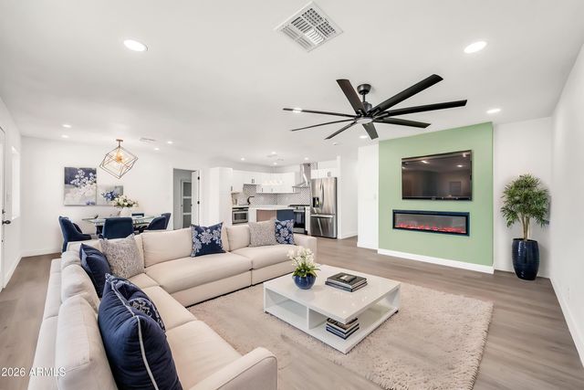 2813 N GREENFIELD Road, Phoenix, AZ 85006