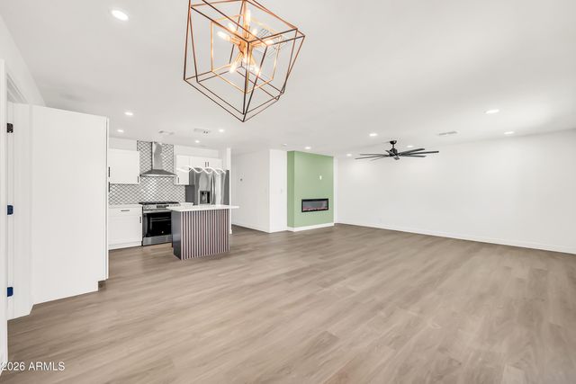 2813 N GREENFIELD Road, Phoenix, AZ 85006