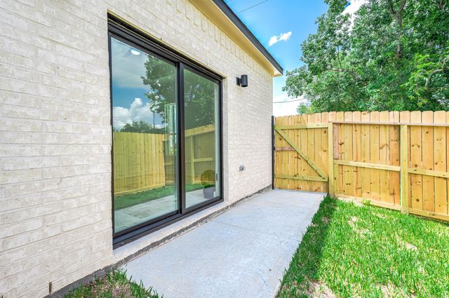 8903 Milby St, Needville, TX 77461