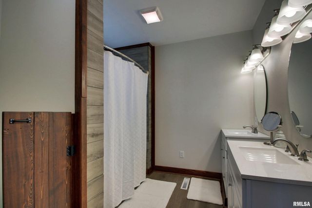 129 E MAIN Street, Mt Sterling, IL 62353