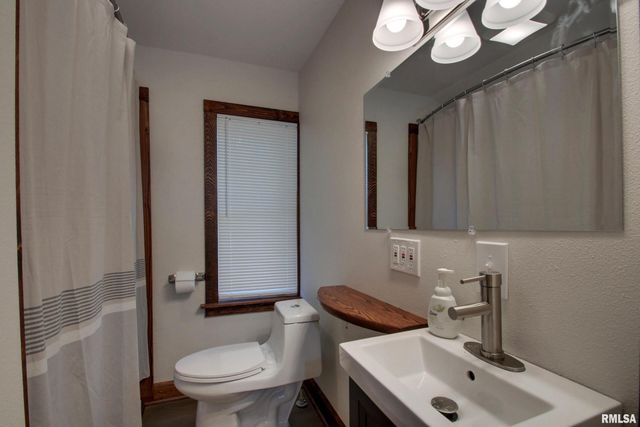 129 E MAIN Street, Mt Sterling, IL 62353