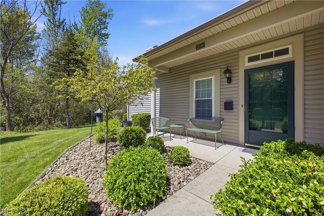 27 D Hunters Woods Drive, Canfield, OH 44406