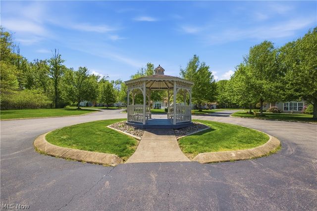 27 D Hunters Woods Drive, Canfield, OH 44406