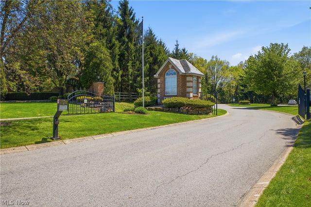 27 D Hunters Woods Drive, Canfield, OH 44406