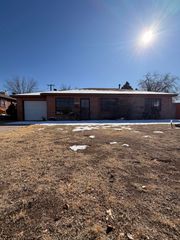8906 Lexington Avenue NE, Albuquerque, NM 87112