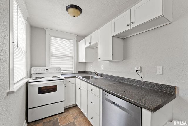 2036 N MAIN Street, Davenport, IA 52803