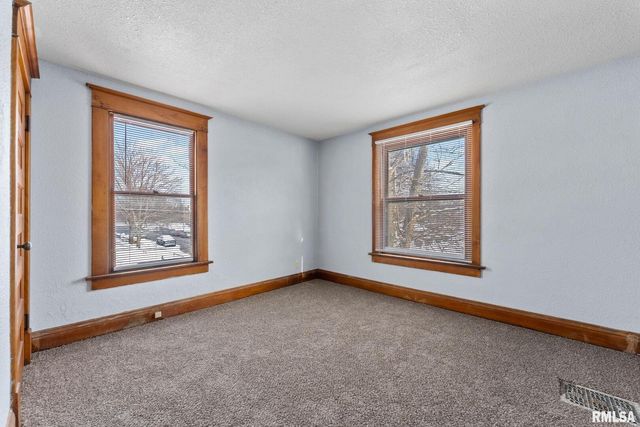 2036 N MAIN Street, Davenport, IA 52803