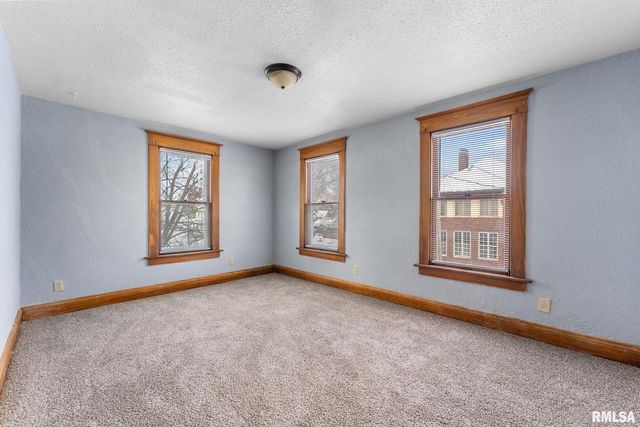 2036 N MAIN Street, Davenport, IA 52803