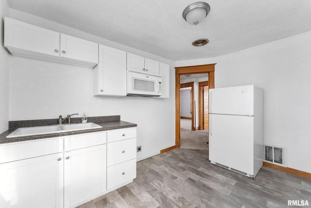 2036 N MAIN Street, Davenport, IA 52803