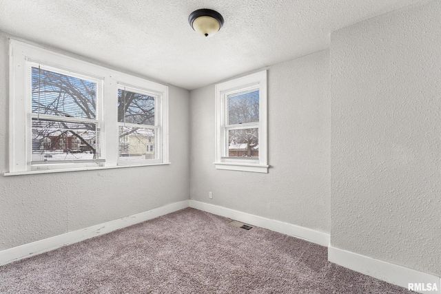 2036 N MAIN Street, Davenport, IA 52803