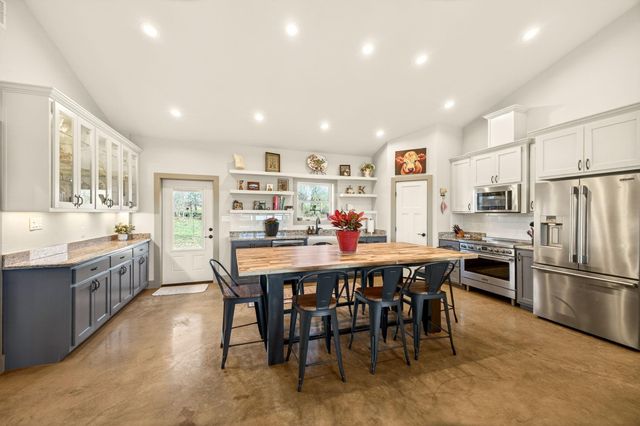 7047 Falke Heinrich Road, Schulenburg, TX 78956