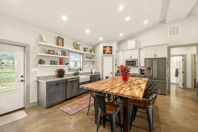 7047 Falke Heinrich Road, Schulenburg, TX 78956