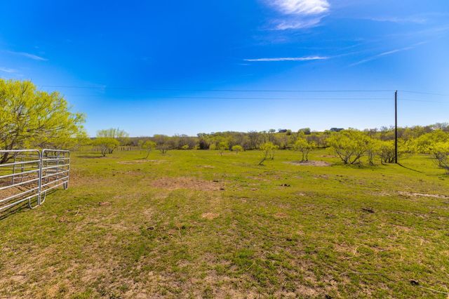 7047 Falke Heinrich Road, Schulenburg, TX 78956