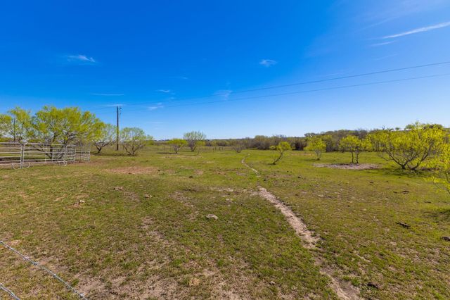 7047 Falke Heinrich Road, Schulenburg, TX 78956