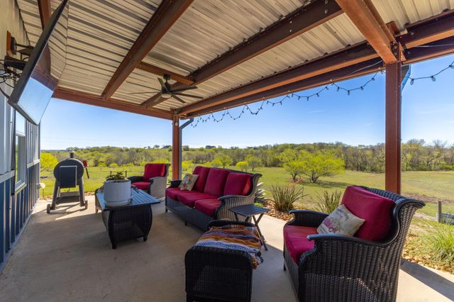 7047 Falke Heinrich Road, Schulenburg, TX 78956