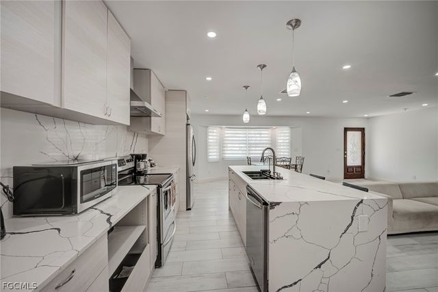 1672 Many RD, North Fort Myers, FL 33903